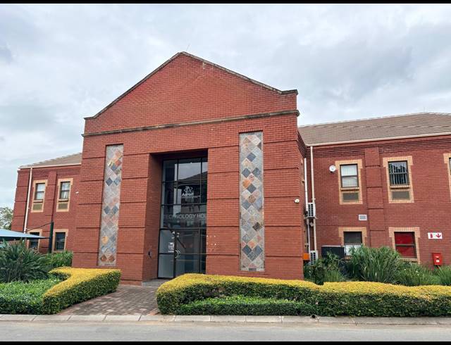 700M² OFFICE FOR SALE IN FOURWAYS